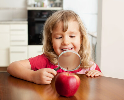 Kind Apfel Lupe