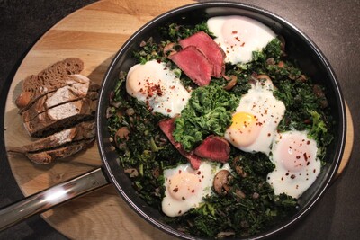 Gr&uuml;nkohl Shakshuka mit Rinderfiletstreifen 