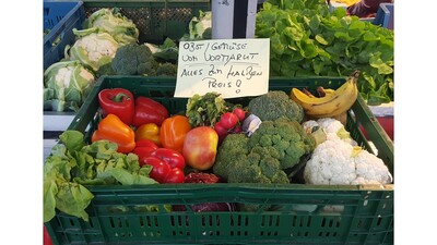 Obst und Gemüse in einer Kiste auf dem Markt zum halben Preis 