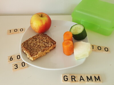 Frühstück mit Brot, Hummus, Obst und Gemüse