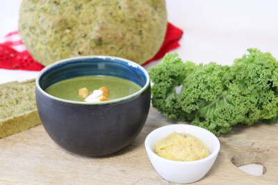 Gr&uuml;nkohlcremesuppe mit Gr&uuml;nkohlbrot und Apfel-Zwiebeldip Klasse B2Y (Berufseinstiegsschule Hauswirtschaft Klasse 2) der BBS Rotenburg/ W&uuml;mme