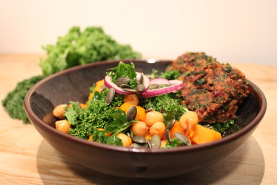 Vegane Gr&uuml;nkohlbratlinge an Gr&uuml;nkohl-Kichererbsensalat