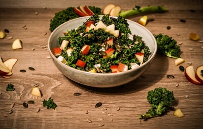 Frischer Gr&uuml;nkohl-Salat in der Zubereitung 