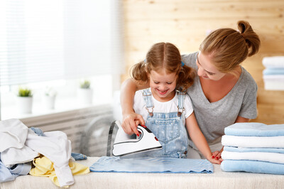 Gemeinsam bügeln - © JenkoAtaman- stock.adobe.com Gemeinsam bügeln