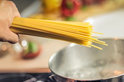 Kochtopf mit Wasser und Spaghetti