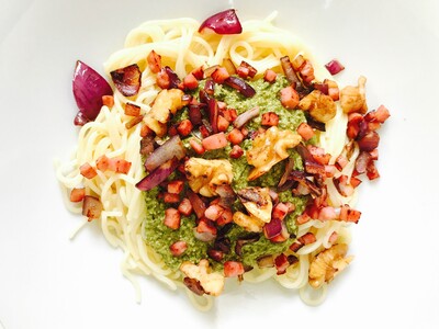 Spaghetti mit Gr&uuml;hnkohlpesto und Waln&uuml;ssen