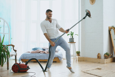 Staubsauger, Mann - © silverkblack- stock.adobe.com Staubsauger, Mann