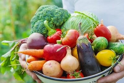 Korb mit Obst und Gemüse