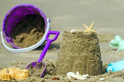 Strand mit Sandspielzeug