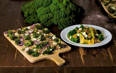 Gr&uuml;nkohlflammkuchen mit Gr&uuml;nkohlsalat