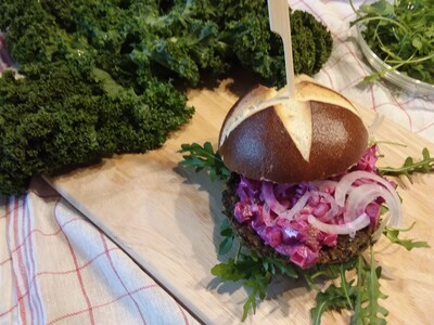 Gr&uuml;nkohlburger mit Rucola und Rote Bete Remoulade